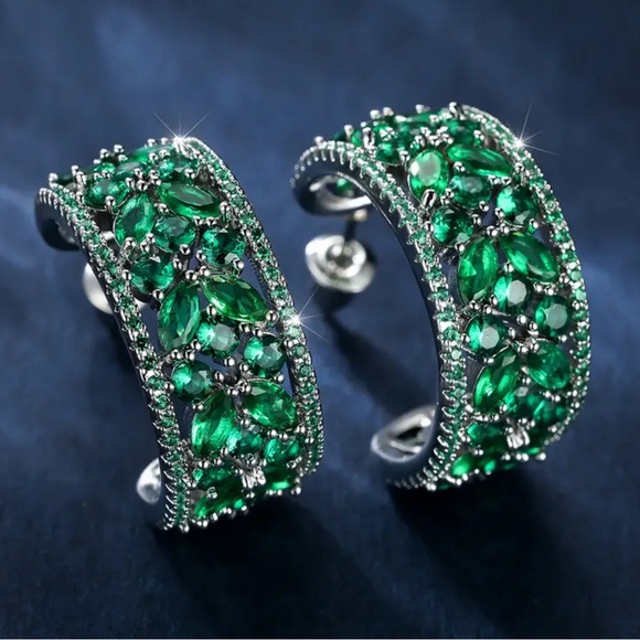 Exquisite Emerald Green C-Shaped Hoop Earrings - Picture 3 of 4